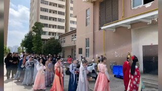 أقام عروسان في زاوتونغ حفل زفاف بالزي الصيني التقليدي، دون أي مضايقات أو مقالب بذيئة، وكان الجو مليئ