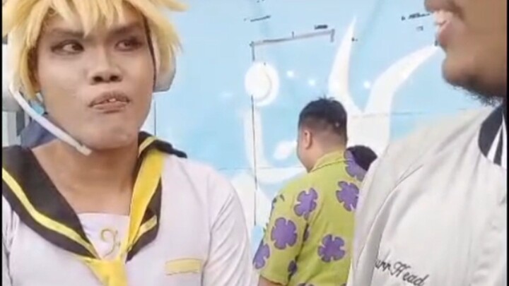 Menginterview cosplayer Kagamine Len dengan pertanyaan seputar Vocaloid