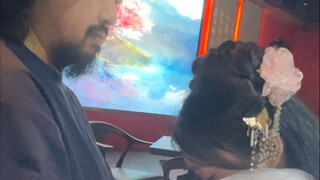 峰哥和漂亮小姐姐亲上了！峰哥抓心挠肝，站起来了！！