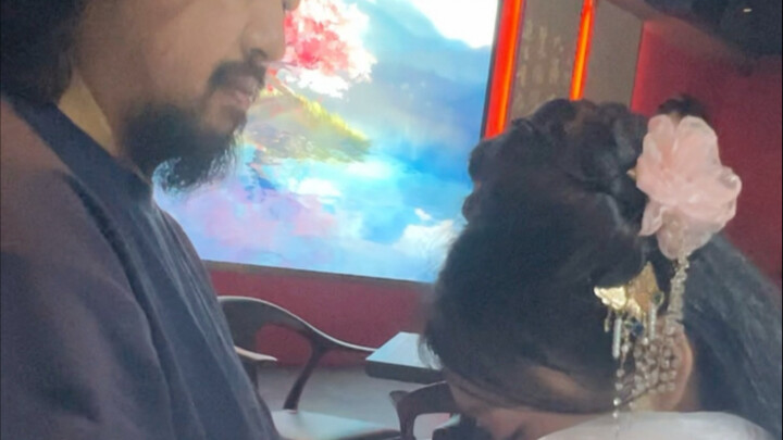 峰哥和漂亮小姐姐亲上了！峰哥抓心挠肝，站起来了！！