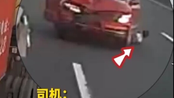 Bị đâm từ phía sau đến ngơ ngác, hai chàng trai bất ngờ thực hiện màn thoát hiểm “đỉnh cao” như tron