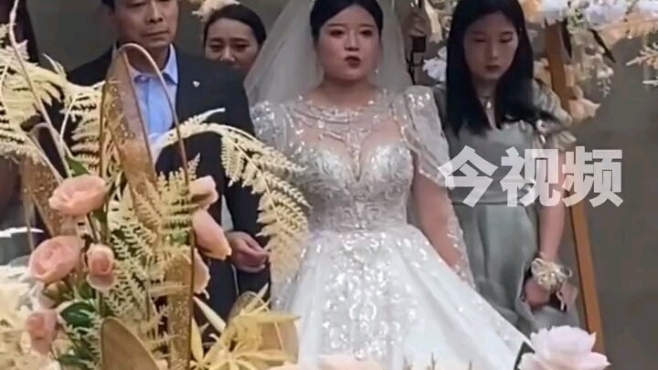 เจ้าสาวอยากใช้รอยยิ้มทำให้คุณพ่อสุขใจ แต่กลับร้องไห้โฮทันทีที่เห็นคุณพูน้ำตาไหล ชาวเน็ตบอกว่า "ตอนแต