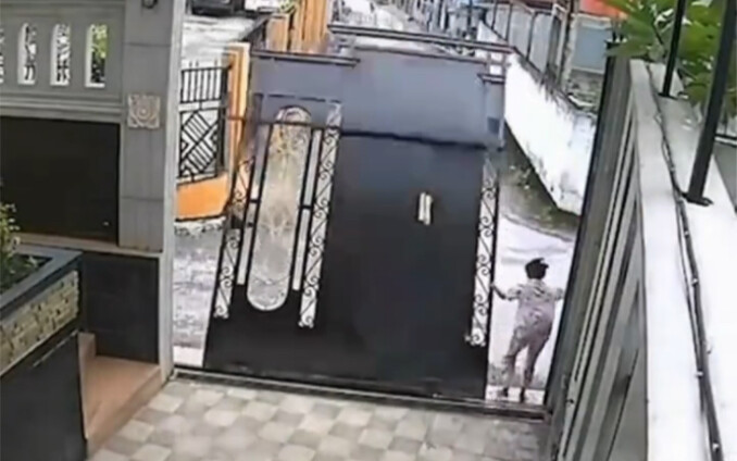 这门设计的是为了换门方便吗？