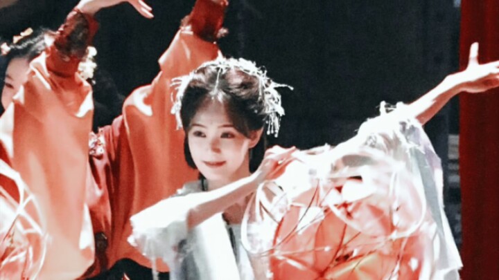 คนที่เรียนเต้นนี่ต่างกันจริงๆ นะ รูปร่างและท่าทางนี่เหมือนหุ่นเชิดโบราณเลย
