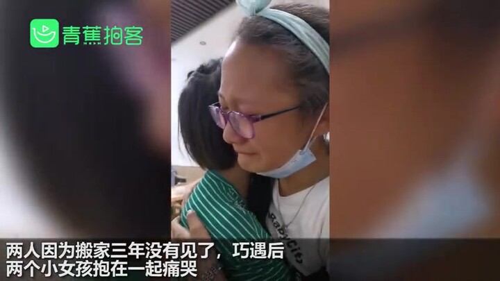 In Xi’an, Shaanxi, a mother took her daughter out to eat, only for the little girl to run into her c
