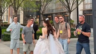 Foreigners invited a beautiful girl to pose for a photo together, and thoughtfully helped her adjust