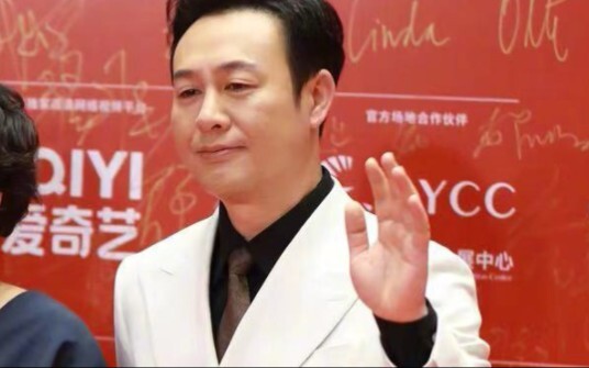 Penata gayanya keren banget! Gaya karpet merah ini bikin aku baper kayak zaman Mas Qiang dulu, kelua