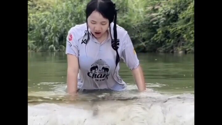 jadi pengen ikut mandi juga nihh, walaupun di kali juga nggak apa apa😜