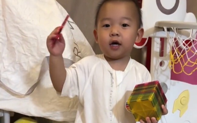 Mainan baru yang dibeli Huang Yaqiong untuk Aiden, sangat disukai hingga tak mau melepaskannya