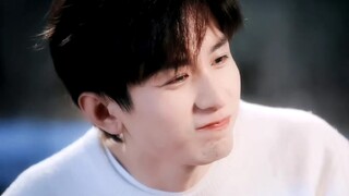 เป็นเพราะตัวละครชายหลักน่ารักเกินไป ผู้กำกับเลยเอาฉากที่เผลอหัวเราะออกมาใส่ในตัวหนังด้วยเหรอ ฮ่าฮ่าฮ