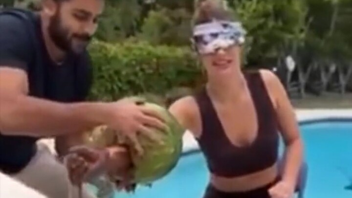 Cảm giác nhét vào quả dưa hấu giống như...