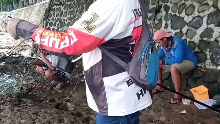 cuman hobinya mancing bareng keluarga