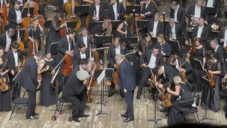 全程没有指挥台、不看总谱的指挥，你见过呐？