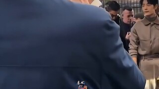 Vị trí của em trai này cũng thật tuyệt vời! 😂