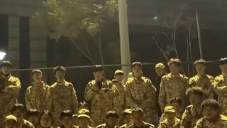 给台下的军训新生看兴奋了！