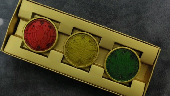 Memainkan Kamen Rider