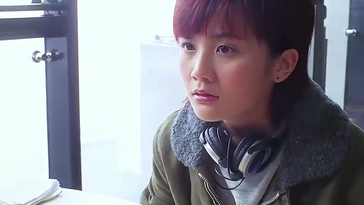 بسبب شكلها القبيح للغاية، لا تستطيع الفتاة إلا أن تعمل مغنية خلف الكواليس.