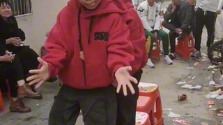 Anh chàng nhóc Thánh Thể Múa Lân, múa lân thì chẳng phải chỉ là cái nghề nhổ răng thôi sao