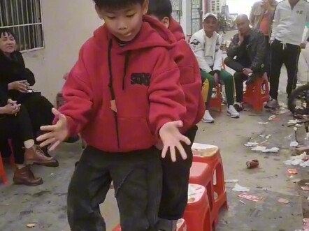 醒狮圣体小孩哥，舞狮那不就是剔个牙的功夫就会