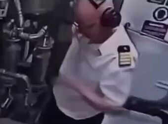 Bro cứ tưởng bộ đàm của mình bị Crazy Dave xâm nhập mất rồi!