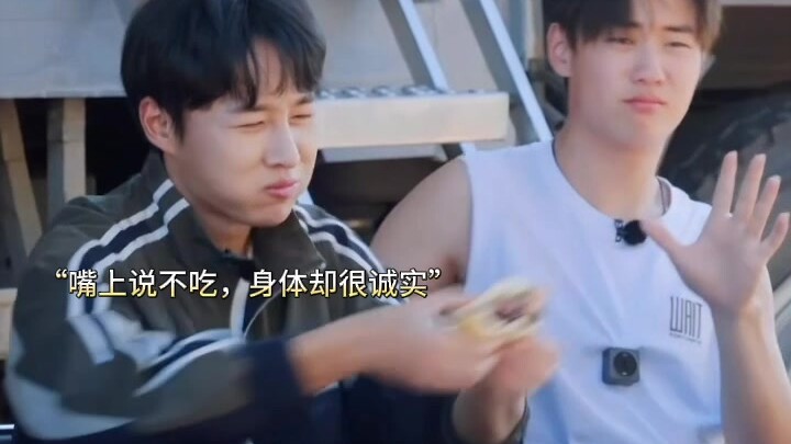 “ผักจานนี้พี่ชายฉันตอนกลางวันไม่ค่อยชอบกิน แต่ตอนกลางคืนกลับชอบ” มีมุขตลกหลายอันเลย ฮ่าๆ ทุกคนขอให้ม