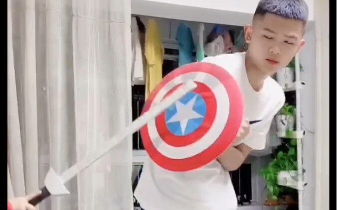 Lịch sử luôn lặp lại một cách đáng kinh ngạc. Anh trai chẳng chịu học bài học, lúc nào cũng xem thườ