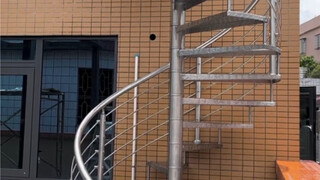 يمكن تركيب الدرج الحلزوني الأكثر توفيرًا للمساحة في مساحة صغيرة، مما يسمح لك بالذهاب إلى الطابق الثا