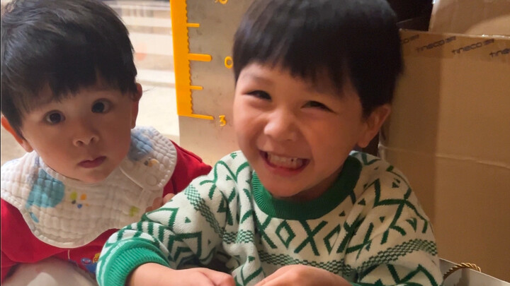 Khoảnh khắc hạnh phúc của người đàn ông trung niên: Vui vẻ trưởng thành, cùng bố chơi game