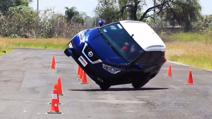 Phân tích tai nạn nổi tiếng trên mạng: Đánh lái mạnh, xe có lật không?