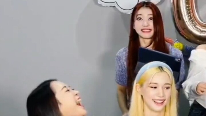 เมื่อเสี่ยวกวงฟังภาษาเกาหลีไม่รู้เรื่อง ก็ไปหาเสี่ยวถิง เสี่ยวถิงถามว่า: คุณมาหาฉันทำไมเหรอ??