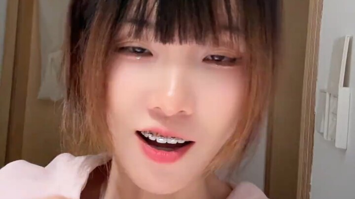花玲：晚安早点休息～今天长这样 就像是失去神经 ——搬运自抖音（已）