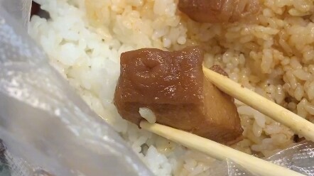 Daging babi rebus ini tampaknya berasal dari bagian dada babi.