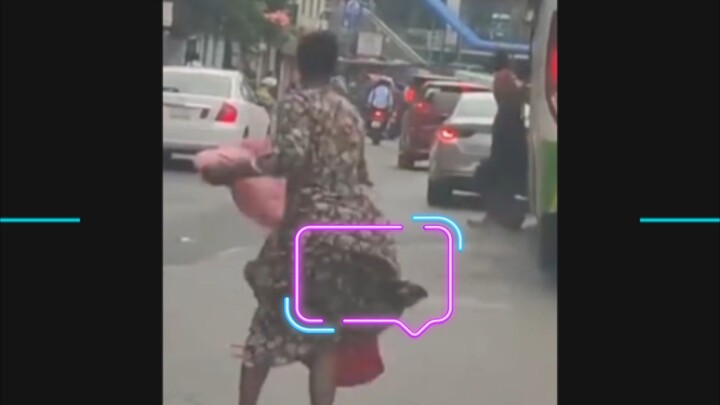 গাড়ির দিকে ধাক্কা মেরে নিজ দাকে  কারণ ওরা  দিন দুপুরে চাঁদাবাজ করছিল গাড়ি থেকে👍👍