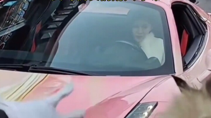 Người anh cảnh sát giao thông cảm thấy rất nặng lòng!