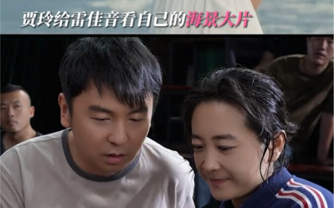 هل لاحظ أحد القطع الأنيقة التي ارتدتها الأخت لين على الشاطئ؟ فستان رسمي مع صندل صيفي: مريح ومرح!