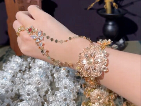 Di zaman kuno, kalian seharusnya memanggilku...?