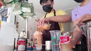 น้องชงนะ!!!พี่เป็นคนค่อยเตรียมวัตถุดิบและตักน้ำแข็งให้😊