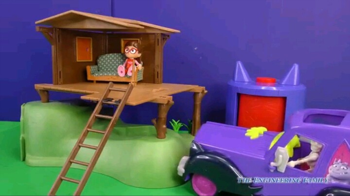 PJ Masks Owlette Meets Vampirina and Plays with Transforming Tower