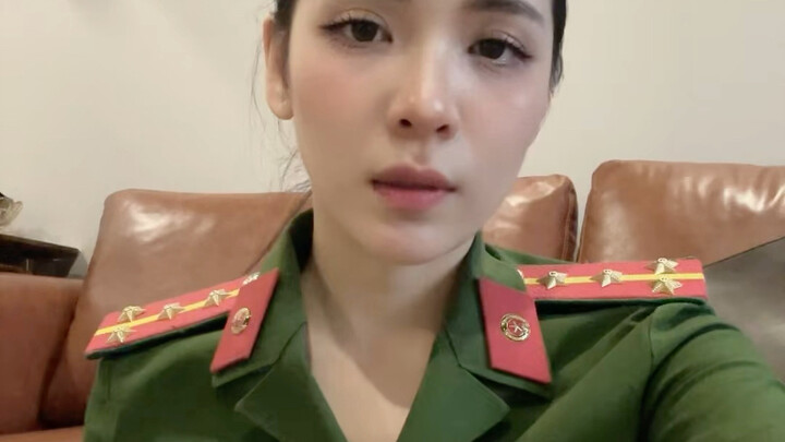 Vietnamese female soldier performs a Chinese poetry recitation for Todai students