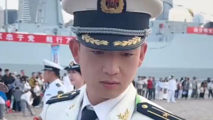 Rốt cuộc tổ chức vẫn đang lợi dụng nhan sắc của bạn đấy.