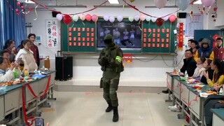 当一位悍匪在元旦冲进教室并在校长面前跳新宝岛。。。