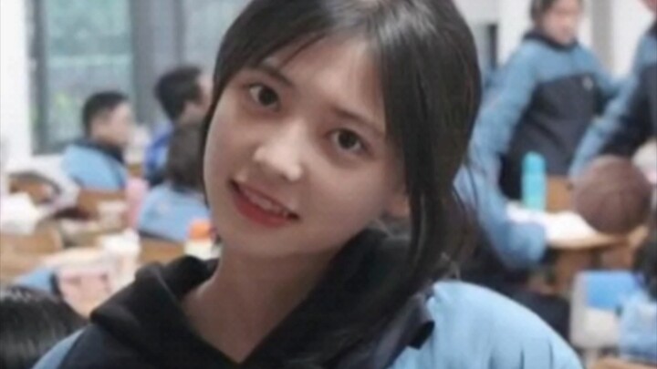 Telinga rakun yang cantik dan tegar, silakan terus melangkah dengan bebas dan tegak