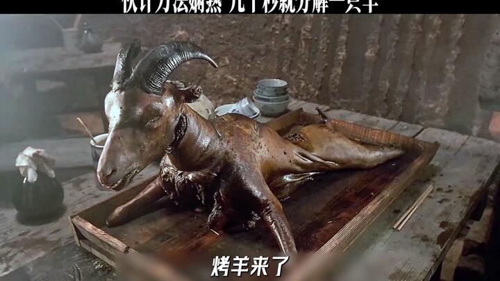 Nhân viên cửa hàng nhỏ thao tác dao điêu luyện, xẻ một con cừu chỉ trong vài chục giây