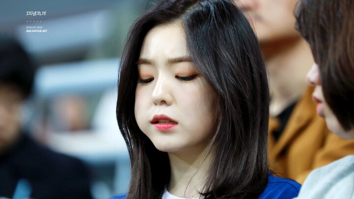 بينما كانت الأخت بي تتناول كعكة السنة الصغيرة المفضلة لديها، لاحظت فجأة عدسة تصوير الطعام...