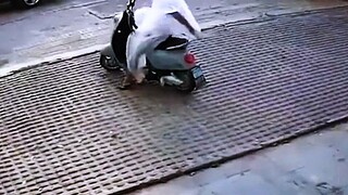 After seven lifetimes of reincarnation, I realized you're still riding an electric scooter, young ma