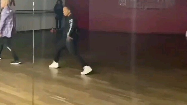 【سيفتيين كوان سون يونغ هوشي】 20200130 فيديو تدريب رقص ميلينيوم في منزل أحمر، شياو رونغ الصغير الذي ي