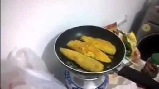 BILGE ADAM REİS BİMDEN ALDIĞI LASTİK BALIĞI PİŞİRİYOR