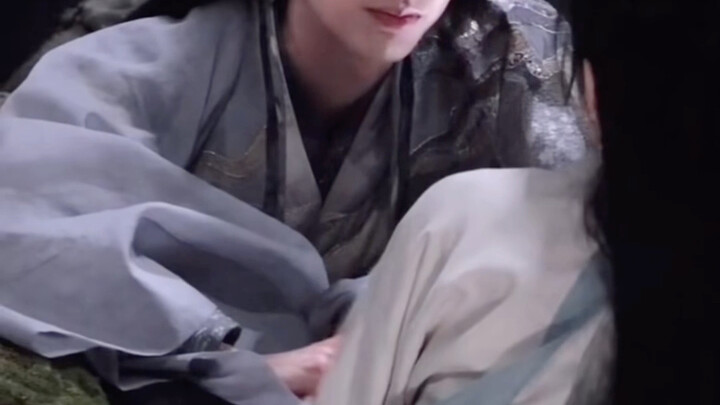 Diễn viên nam nhìn gì cũng đong đầy tình cảm.