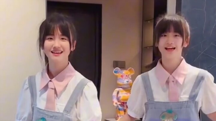 Yiyi Yaya: Such a cute dance, I recommend watching it over and over again