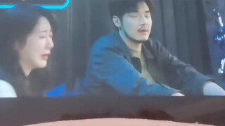 His neck is so long, doesn't it look like a big white goose?